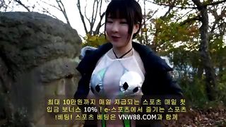 Азиатка с большими сиськами раздевается в осеннем парке