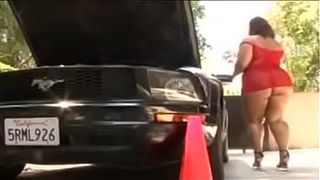 Негр помог жирной тёлке с машиной, и получил за это минет и её влажную манду