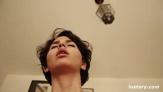 Тёлка с маленькими сисечками на камеру поеблась со своим женихом в пилотку