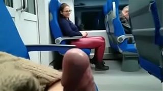 Девушка в кожаных штанах в поезде пососала парню до камшота в рот